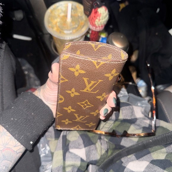 Lv sunglass case - Picture 2 of 3